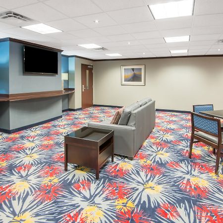 Holiday Inn Express Cleveland Airport - Brook Park By Ihg Eksteriør bilde