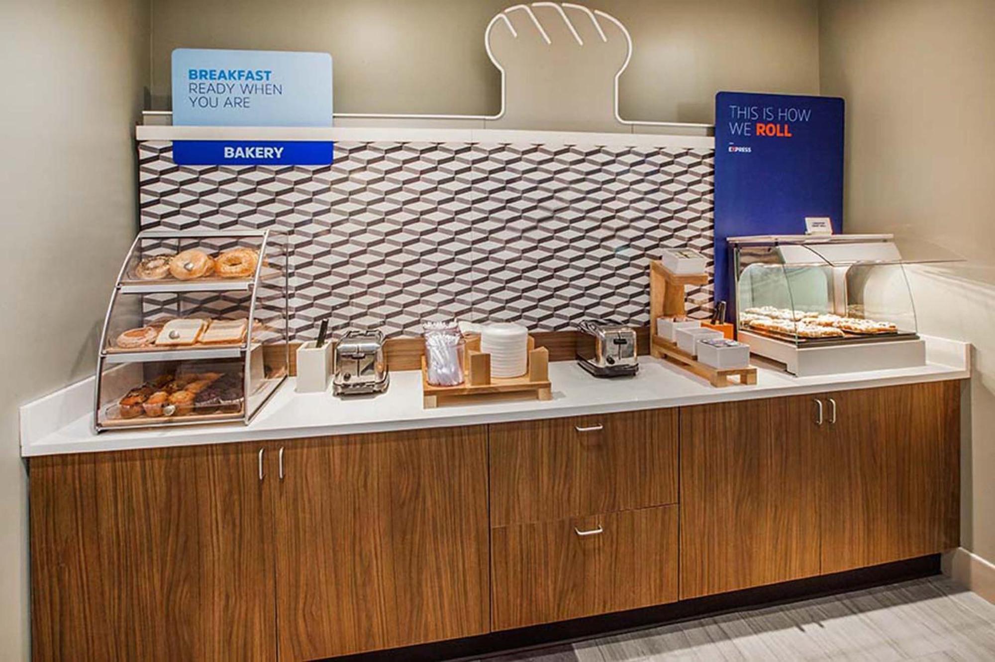 Holiday Inn Express Cleveland Airport - Brook Park By Ihg Eksteriør bilde